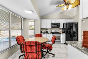 Een microgolfoven, een oven, een kookplaat, een vaatwasser