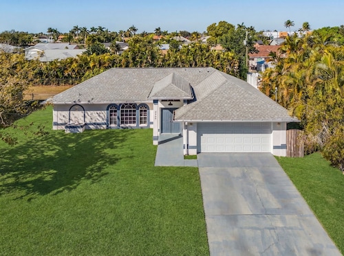 "The Cape Escape" 
Adorable 3bdrm house w/ a heated pool in beautiful Cape Coral