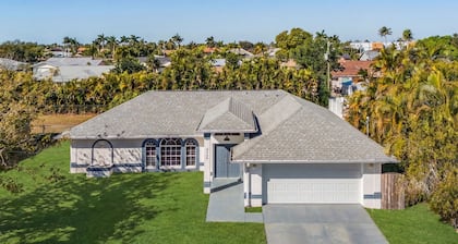 "The Cape Escape"
Adorable 3bdrm house w/ a heated pool in beautiful Cape Coral