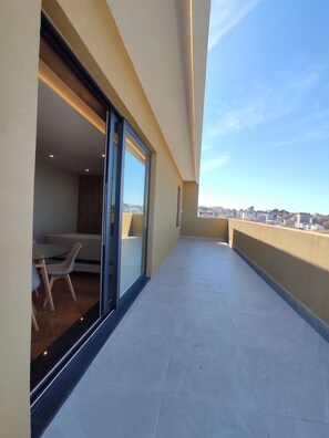 Outdoor dining - Gaia rooftop, by Lovely Memories (Vila Nova de Gaia)