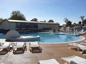 Indoor pool, a heated pool - ZEcamping 4* piscine couverte mobil-home BBQ 40m2 (Angles)