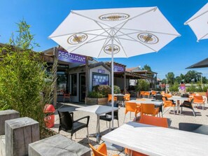 Outdoor dining - ZEcamping 4* piscine couverte mobil-home BBQ 40m2 (Angles)