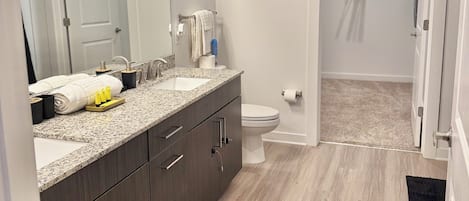 Toallas, jabón, papel de baño