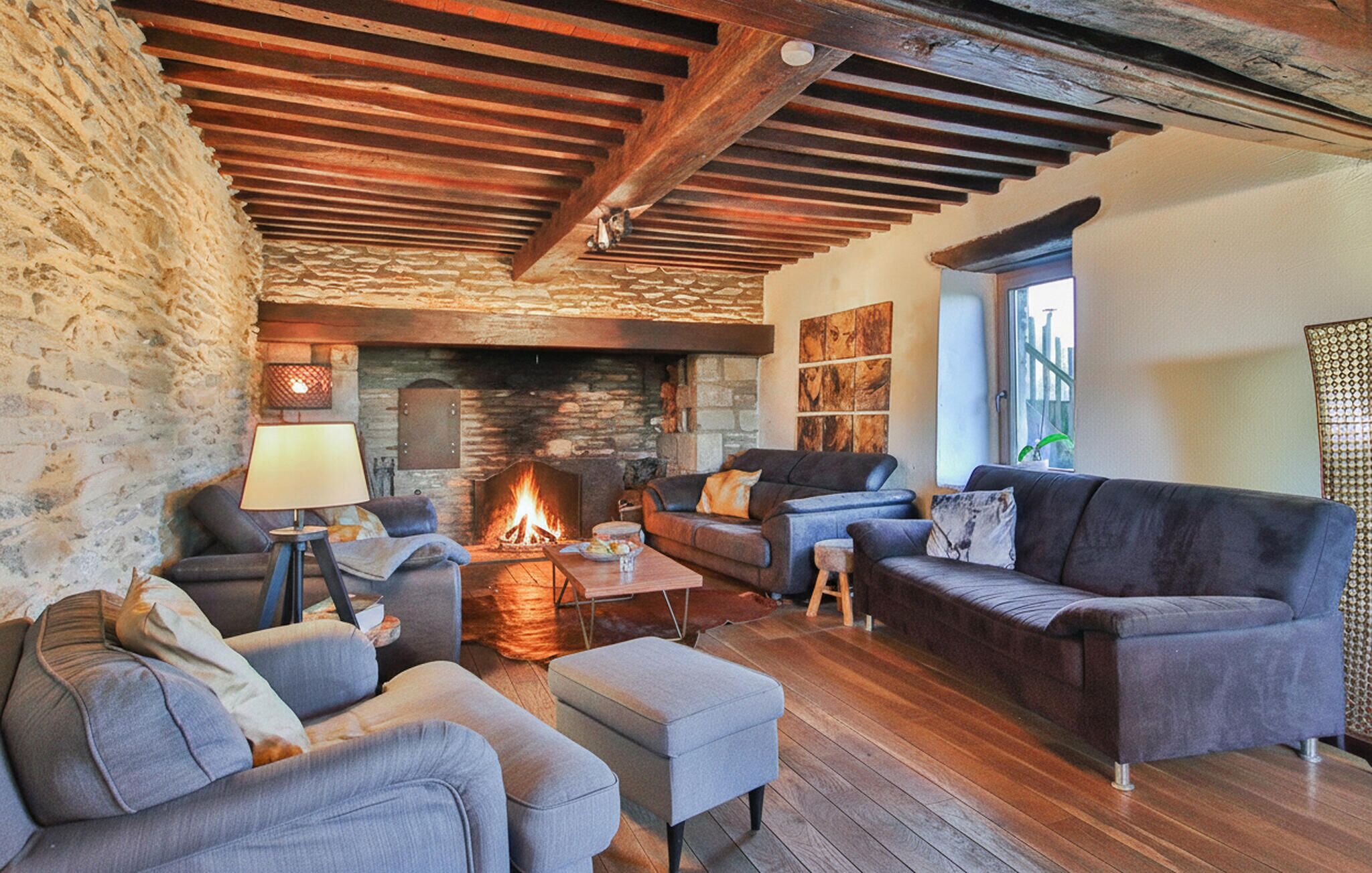 Smart TV, chimenea y futbolito 