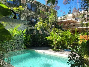 Una piscina al aire libre