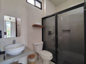Deluxe Studio | Bathroom | Shower, free toiletries, towels, soap - Yaakun (Bacalar)
