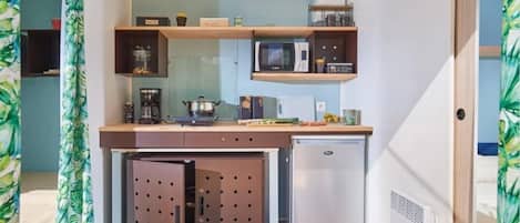 Fridge, microwave, stovetop