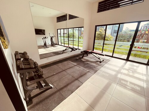 5 min from the Airport | Transportation | Swimming pool | Gym I Comfort