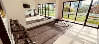 5 min from the Airport | Transportation | Swimming pool | Gym I Comfort