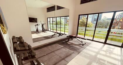 5 min from the Airport | Transportation | Swimming pool | Gym I Comfort