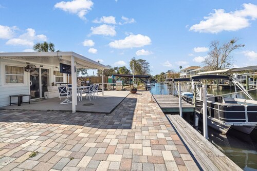 New Listing! 3BR 2BA on the Weeki Wachee River! Fire Pit with private sleeping quarters!