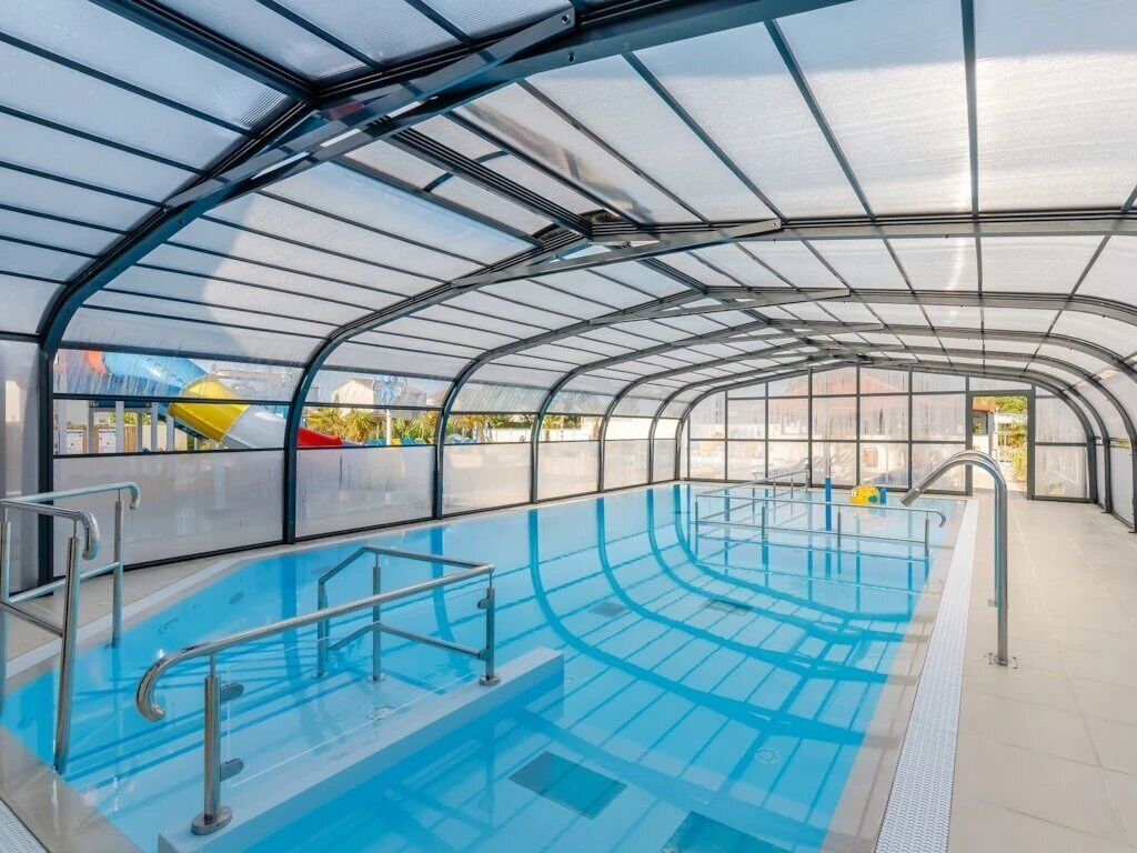 Una piscina techada, una piscina climatizada