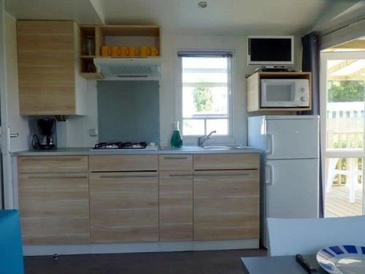 Réfrigérateur, four à micro-ondes, surface de cuisson