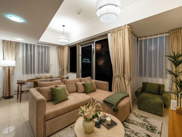 Living area - Charming Flat with Sea & AIN View (Dubai)