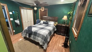 Room - Cozy 2-bedroom house in Ola with cool AC, in ground pool and hot tub (Ola)
