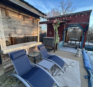 Terrace/patio - Cozy 2-bedroom house in Ola with cool AC, in ground pool and hot tub (Ola)