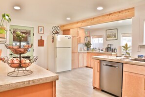 Een microgolfoven, een oven, een kookplaat, een vaatwasser