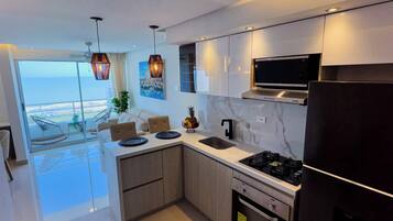 Refrigerador, microondas, horno, placa de cocina