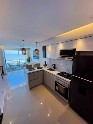 Fridge, microwave, oven, stovetop - Luxury Apartment with Ocean View (Cartagena de Indias)