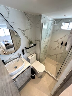 Dusche, Haartrockner, Handtücher, Seife