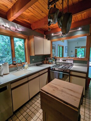 Fridge, microwave, oven, stovetop - Tranquil 3-bedroom house with AC in charming Berkshires (Otis)