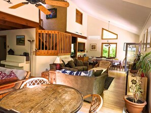 Smart TV, fireplace, DVD player, books - Tranquil 3-bedroom house with AC in charming Berkshires (Otis)