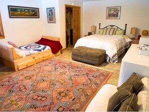 3 soverom, skrivebord, strykejern/-brett og reiseseng for barn