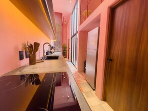 Geladeira, micro-ondas, cooktop, cafeteira/chaleira