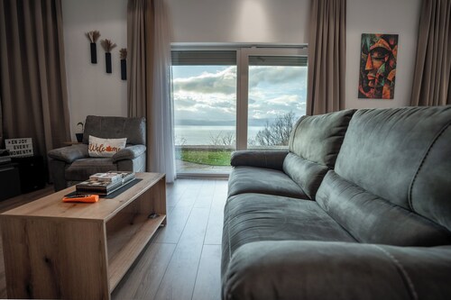 Villa Serenity–4BDR Lakeview Luxury & Tranquility