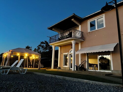 Villa Serenity–4BDR Lakeview Luxury & Tranquility