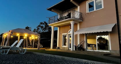 Villa Serenity–4BDR Lakeview Luxury & Tranquility