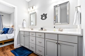 Haartrockner, Handtücher, Seife, Shampoo