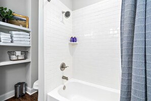 Hair dryer, towels, soap, shampoo - NEW Auburn townhome perfect for families! 3/3.5 (Auburn)