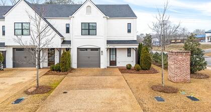 NEW Auburn townhome perfect for families! 3/3.5