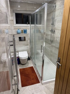 Douche, articles de toilette écologiques, serviettes fournies, savon