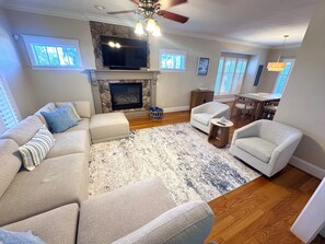 Living area - Serenity Stay - Private Home Near Beach! (Norfolk)