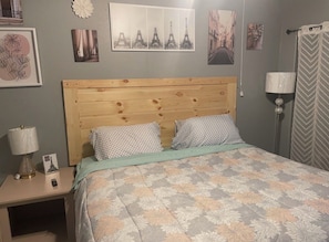 4 bedrooms, iron/ironing board, internet, bed sheets