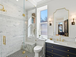 Shower, hair dryer, towels, soap - Chic Retreat on Spruce Street - Boulder! (Boulder)