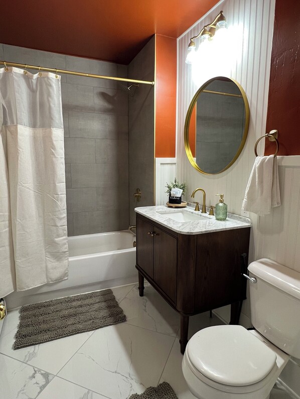 Hair dryer, towels, soap, toilet paper - Perfect 2-bedroom family friendly home in Worland (Worland)