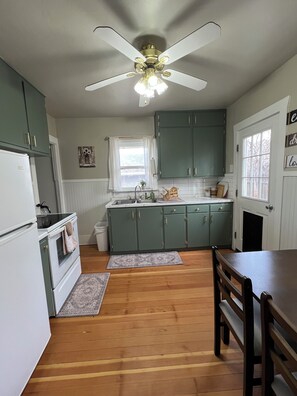 Microwave, oven, stovetop - Perfect 2-bedroom family friendly home in Worland (Worland)