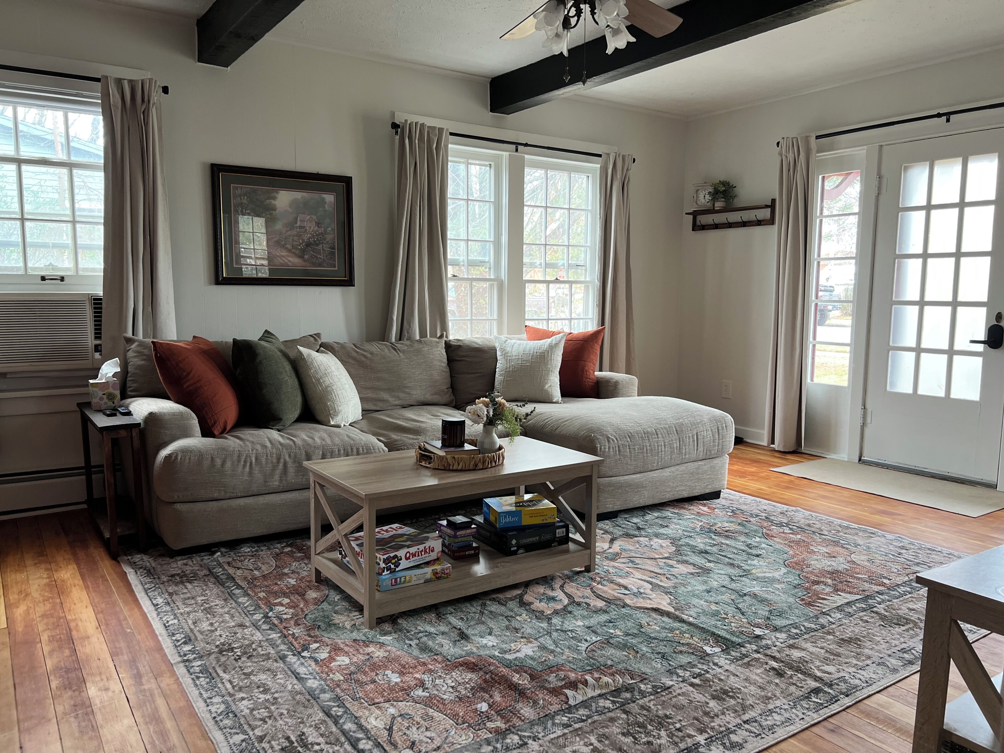 Een televisie en een open haard