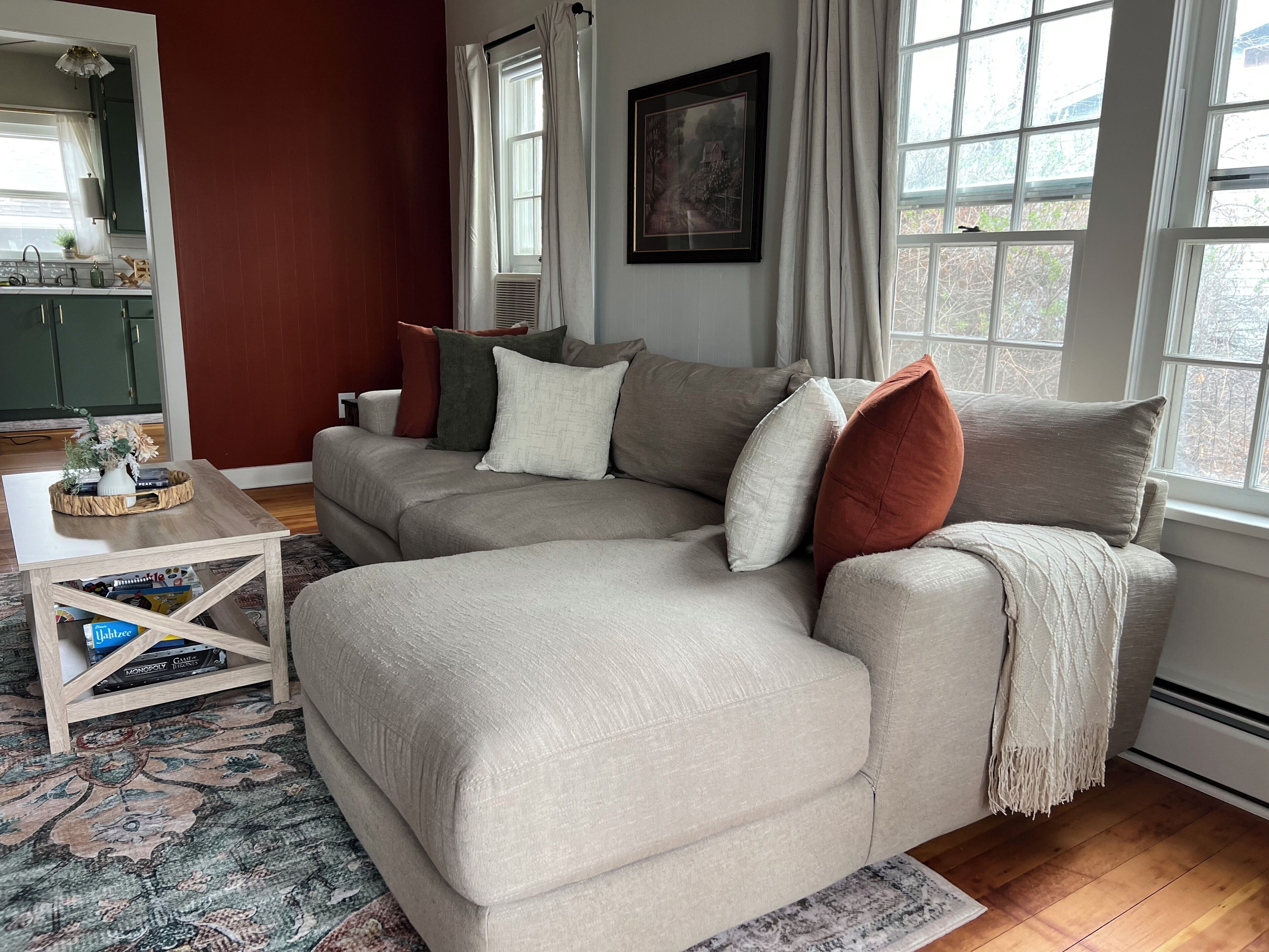 Een televisie en een open haard