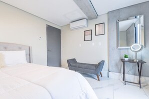 Escritorio, tabla de planchar con plancha, wifi y ropa de cama 