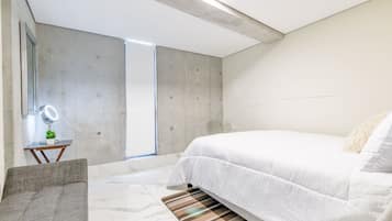 Desk, iron/ironing board, WiFi, bed sheets