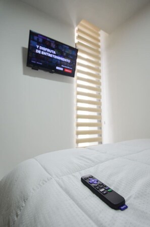 Escritorio, tabla de planchar con plancha, wifi y ropa de cama 