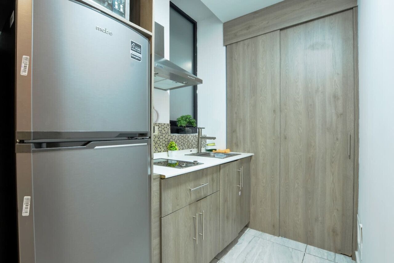 Réfrigérateur, micro-ondes, plaque de cuisson, cafetière/bouilloire