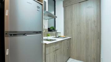 Réfrigérateur, micro-ondes, plaque de cuisson, cafetière/bouilloire