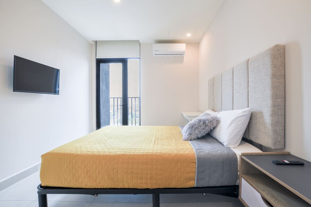 Escritorio, tabla de planchar con plancha, wifi y ropa de cama 