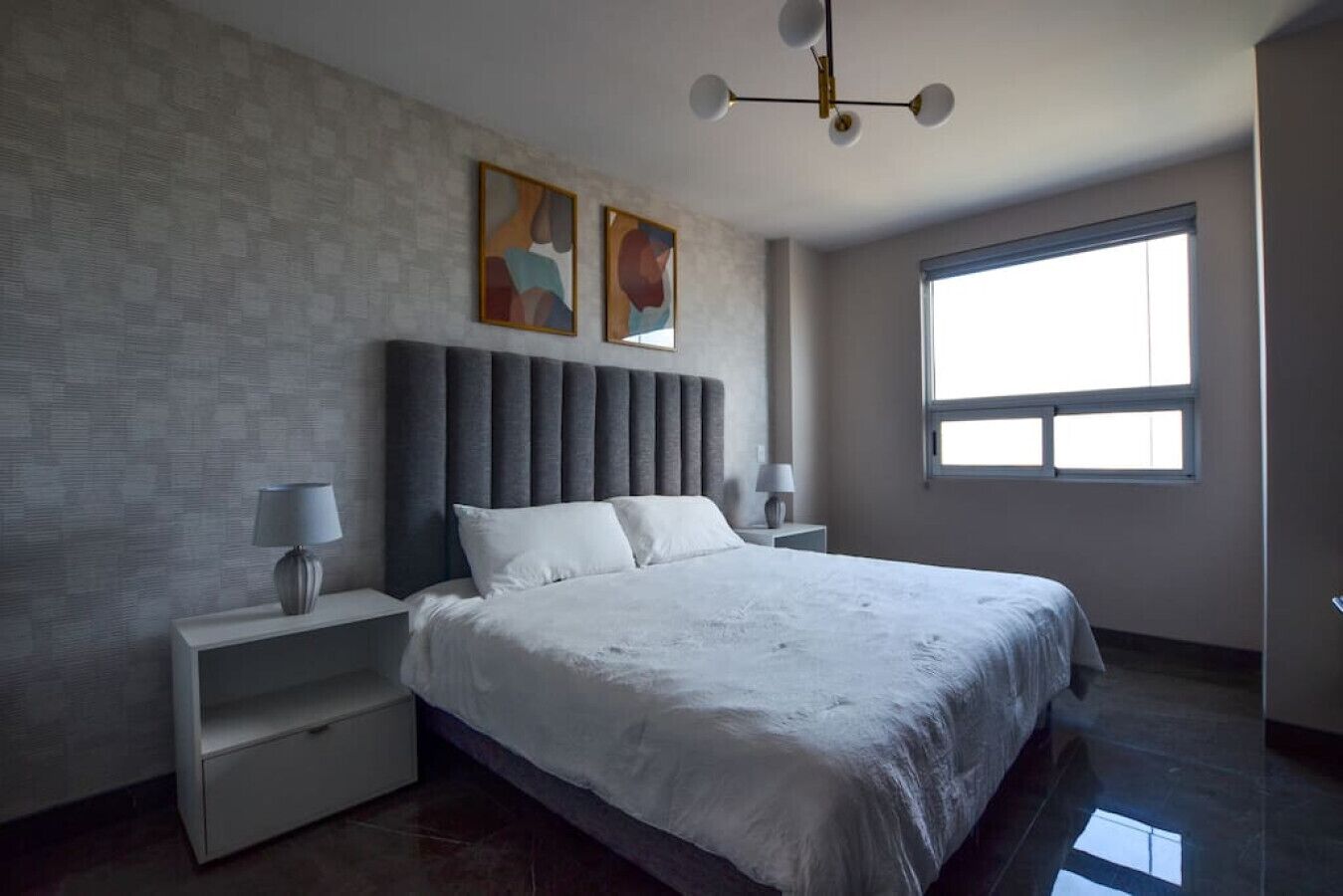 Skrivebord, strykejern/-brett, wi-fi og sengetøy