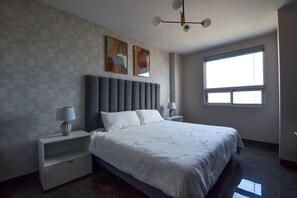 Escritorio, tabla de planchar con plancha, wifi y ropa de cama 